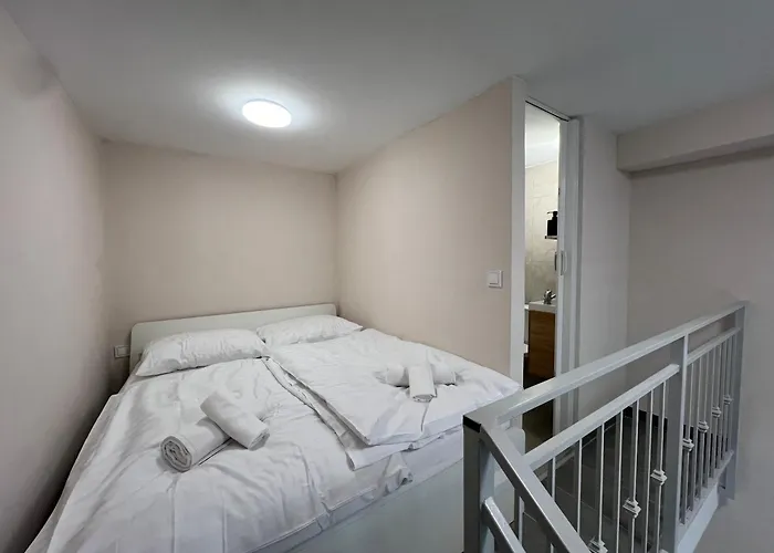 Iza-Szondi Homes